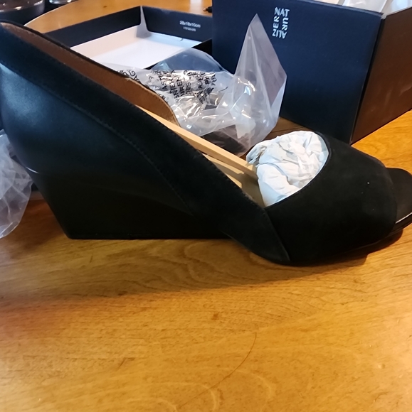 Women's Shoes - Picture 2 of 9